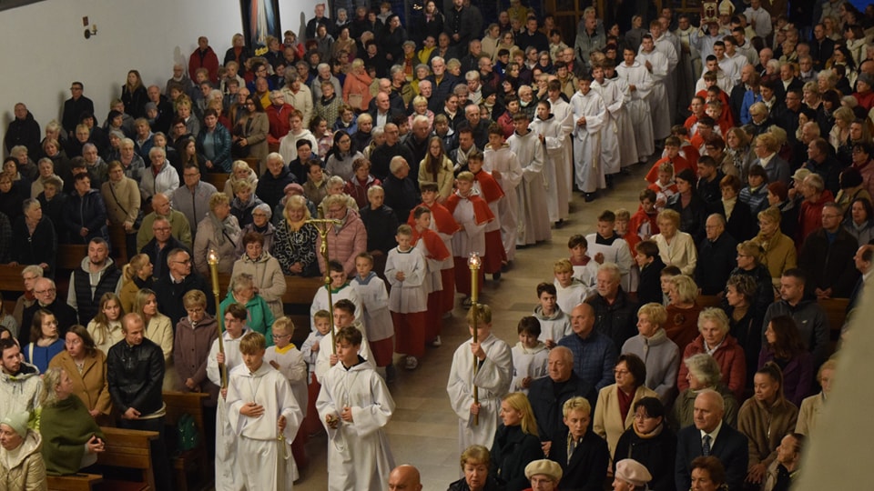 Ministranci przy ołtarzu
